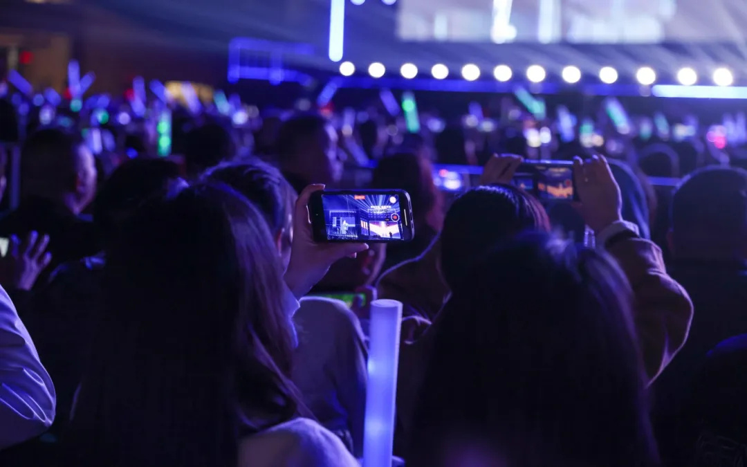 平阳体育中心群星演唱会!超万人围观,现场火爆High唱! 平阳体育中心群星演唱会!超万人围观,现场火爆High唱!