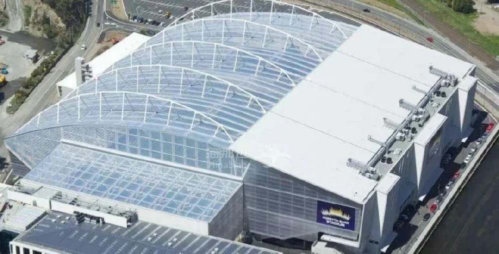 屋顶下生长着天然草皮的永久封闭式体育场