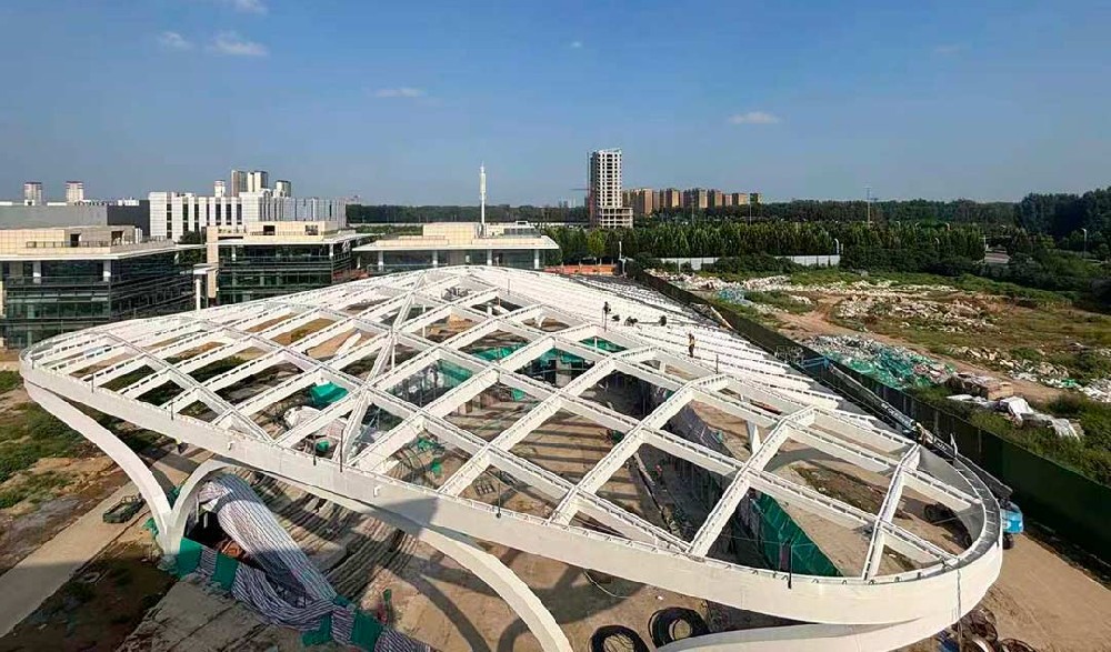 山东高端化工研究院下沉广场天幕施工迈入关键阶段
