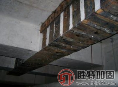 梁粘钢板加固法